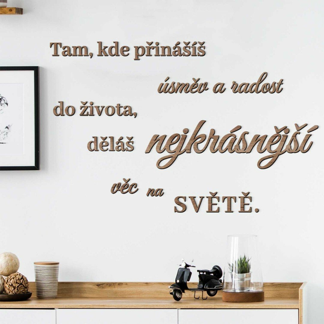 Dřevěný citát na zeď o úsměvu a radosti