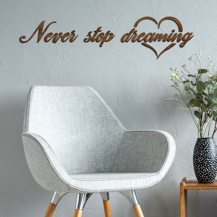 Motivační nápis na stěnu - Never stop dreaming | Ořech