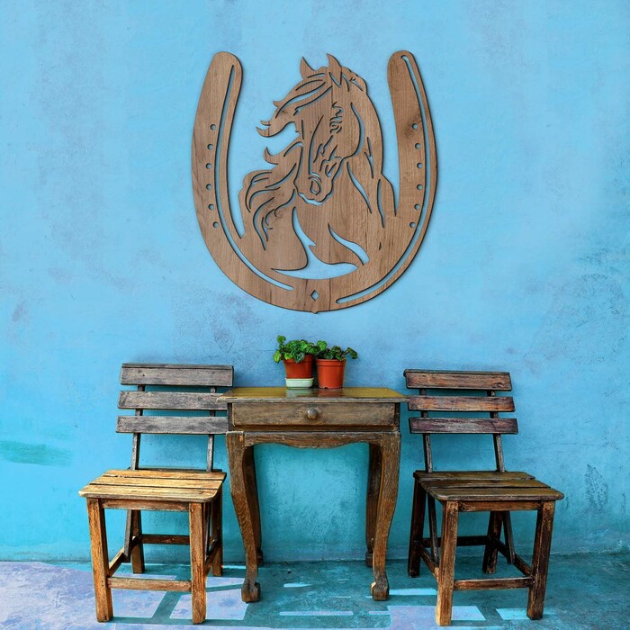 Dřevěná dekorace na zeď - Kůň v podkově | Dub tabákový