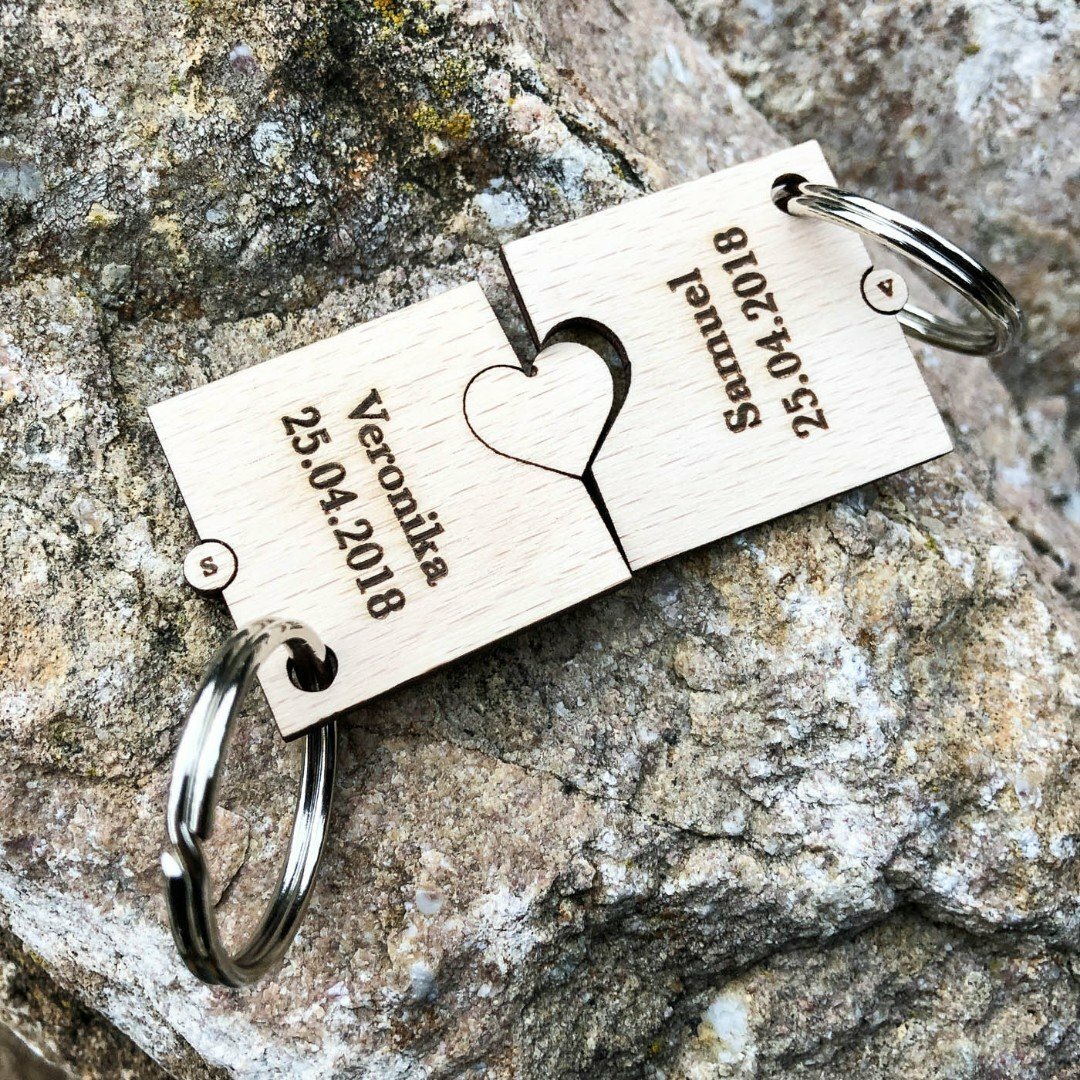 Cadou pentru Ziua Îndrăgostiților - Breloc 2 puzzle-uri cu o inimă