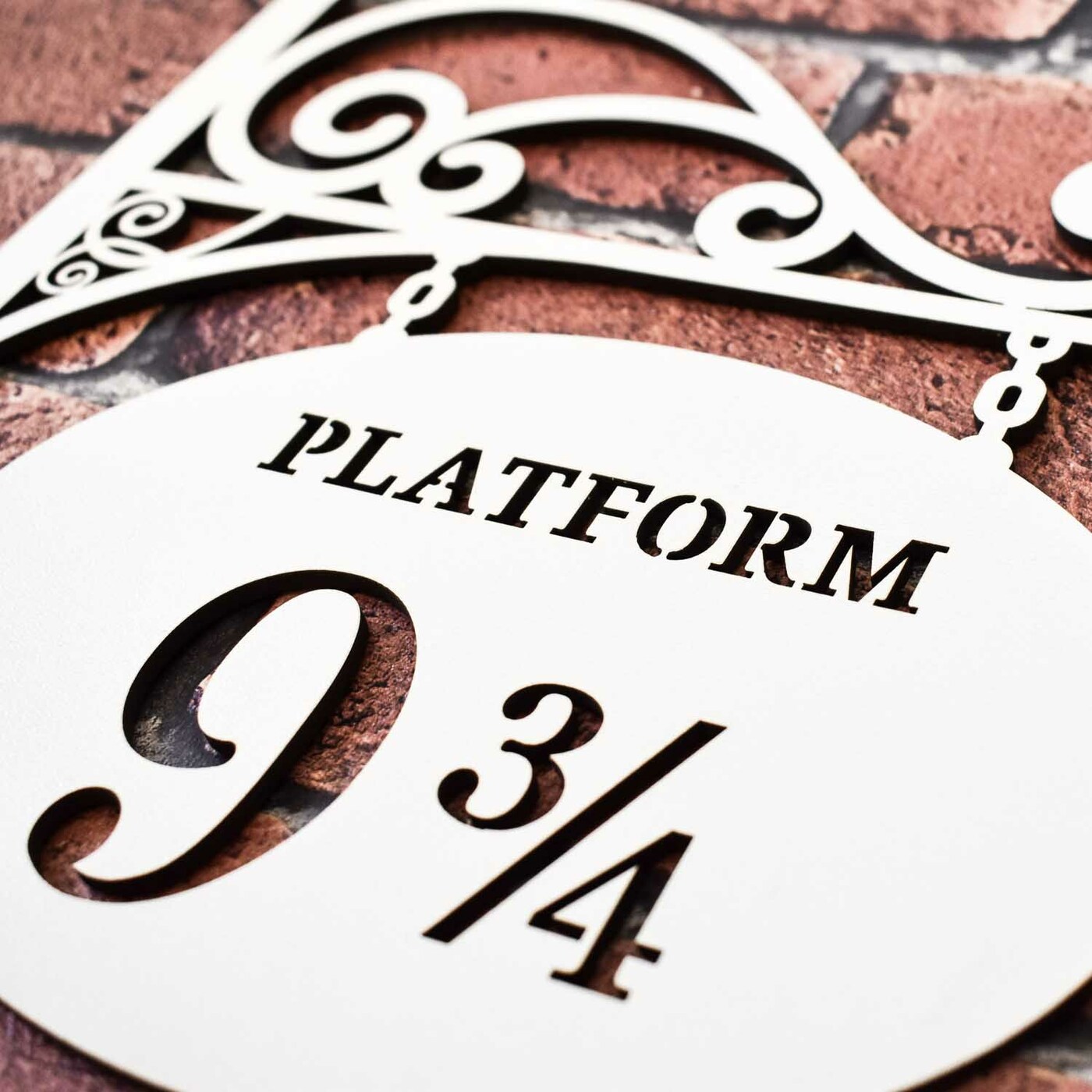 Wooden Door Decoration - Platform 9 and 3/4 | White