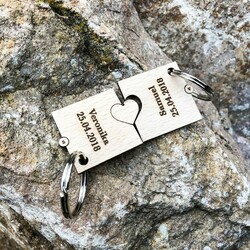 Cadou pentru Ziua Îndrăgostiților - Breloc 2 puzzle-uri cu o inimă