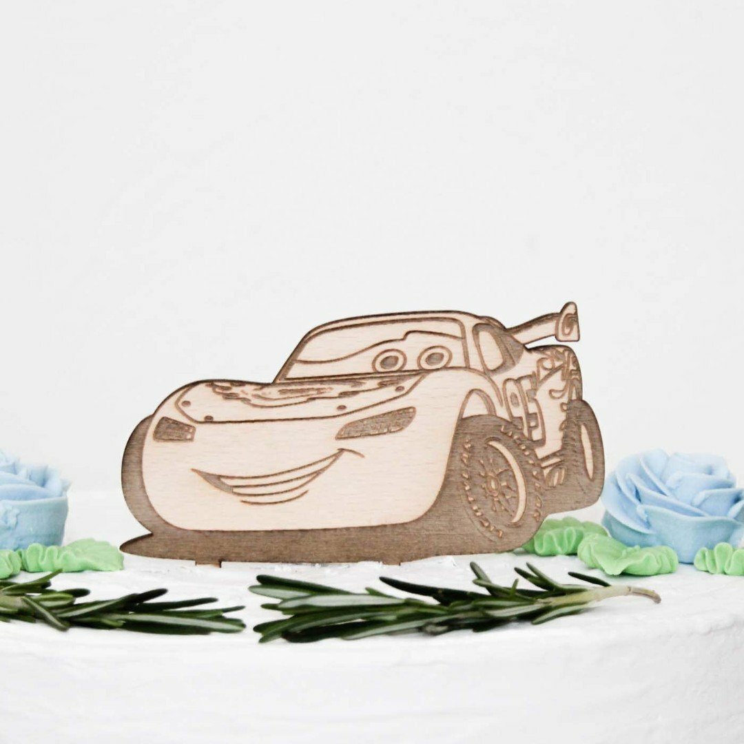 Drevená figúrka na tortu - McQueen z rozprávky Autá
