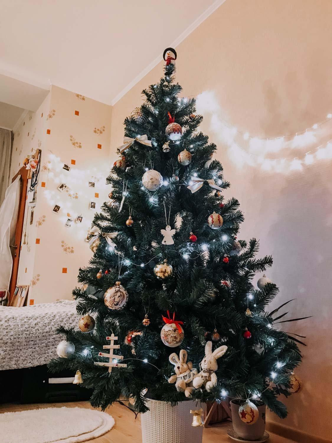 Ozdobený vánoční stromek v kochlíku