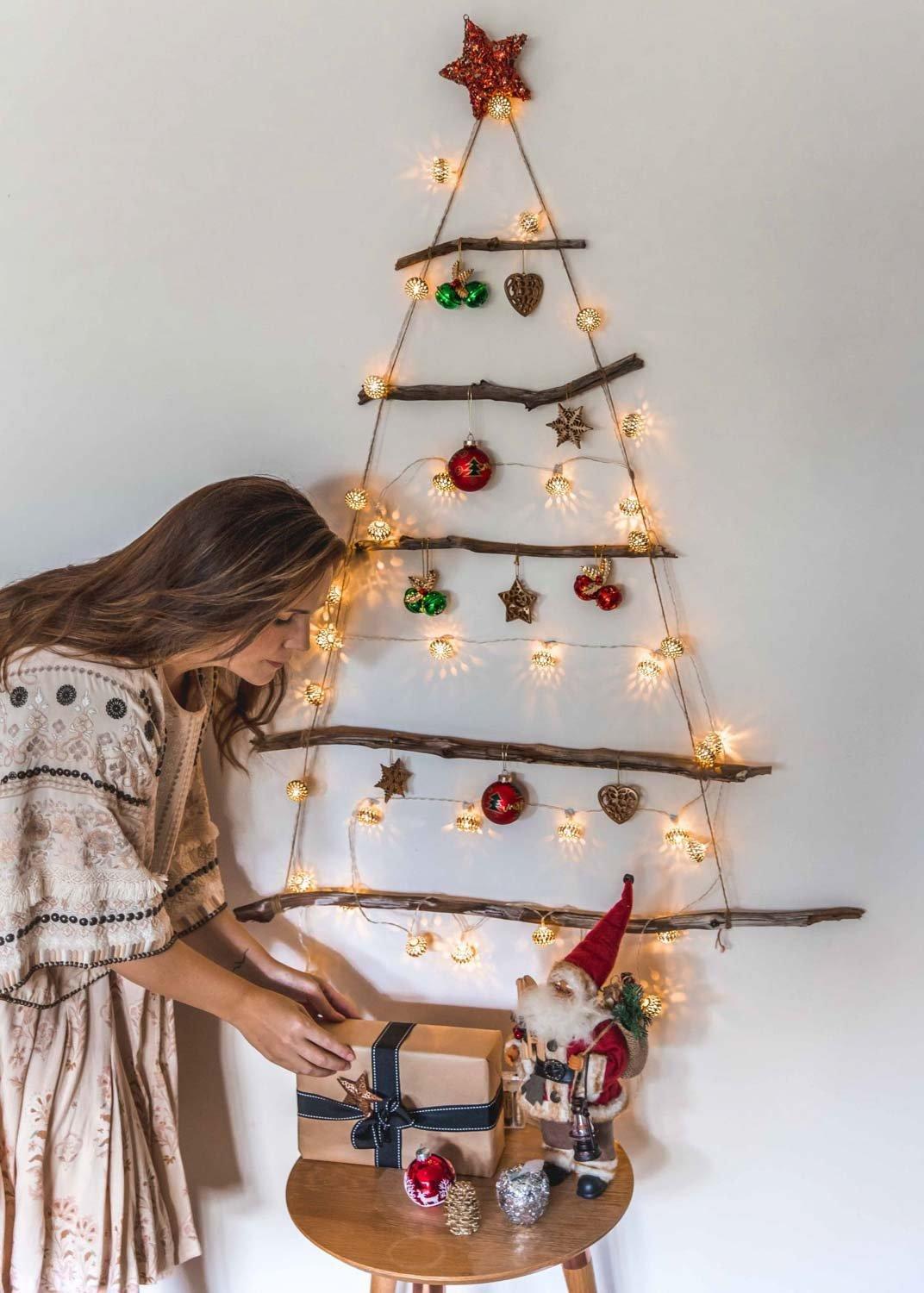Minimalistický dřevěný vánoční stromek zavěšený na zdi