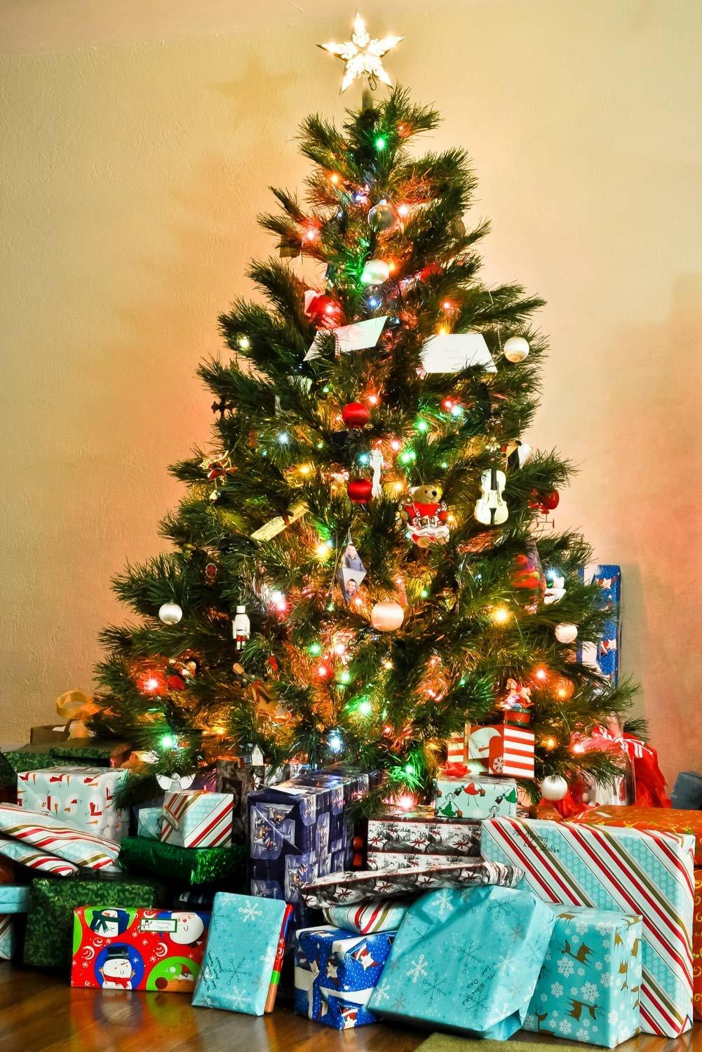Ozdobený vianočný stromček spolu s darčekmi