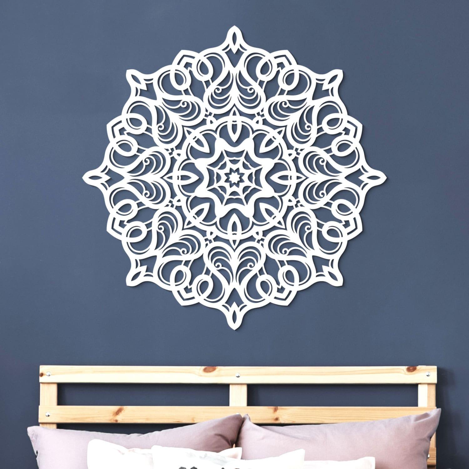 Drevená geometrická mandala na stene - Fotografia
