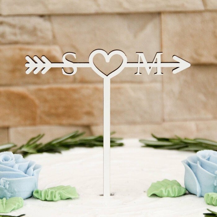 Dřevěný svatební zápich do dortu - Šipka s iniciály novomanželů