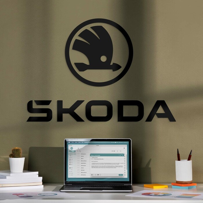 Drevený nápis a logo auta - Škoda | Čierna