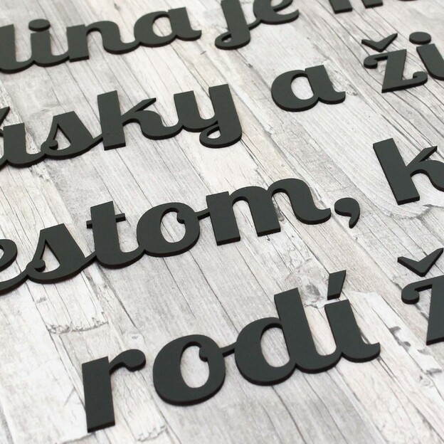 Drevený citát o rodine na stenu