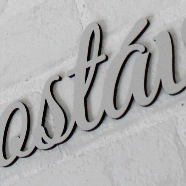 Drevená samolepka na stenu - citát o rodine