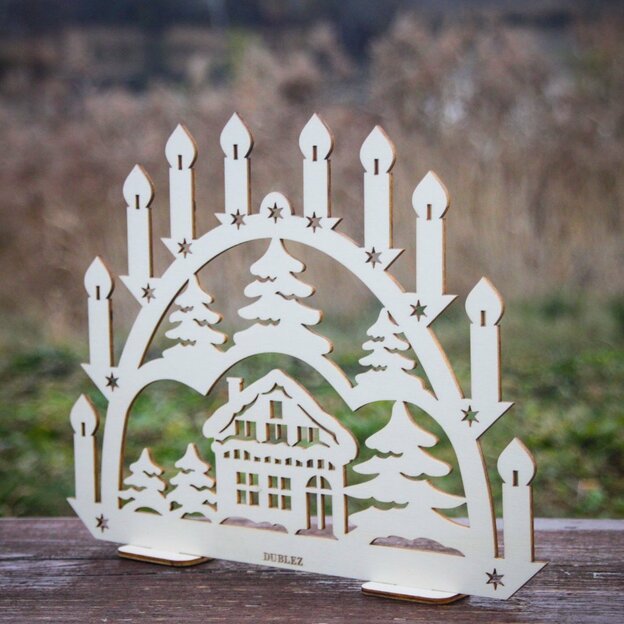 Vianočná dekorácia na parapetu - drevený svietnik
