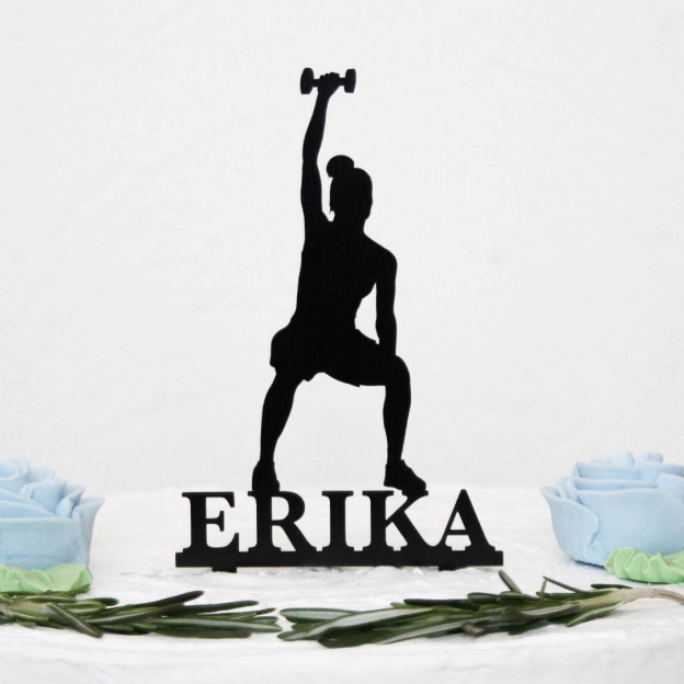 Drevený zápich na tortu s menom - Fitness kulturistka 