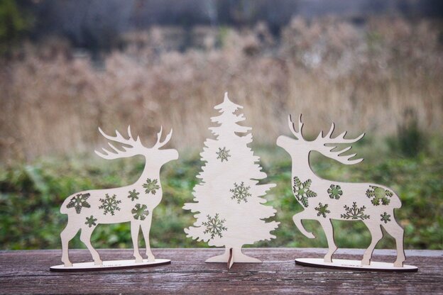 Drevené dekorácie - Soby s vianočným stromčekom 