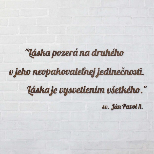 Drevený citát o láske od sv. Jána Pavla II.