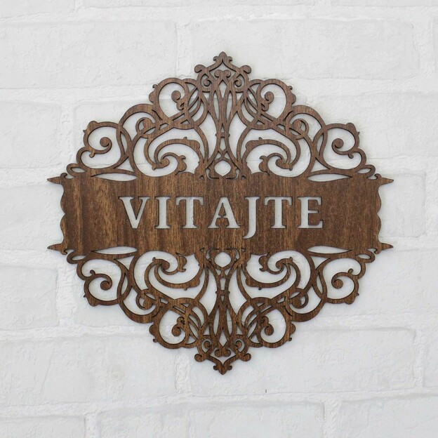 Drevená ozdoba na dvere s nápisom Vitajte