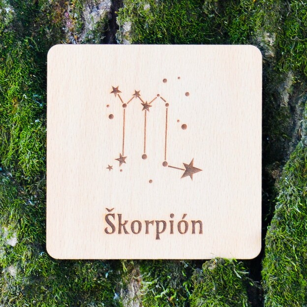 Drevená dekorácia na stôl do obývačky - Podpivník Škorpión
