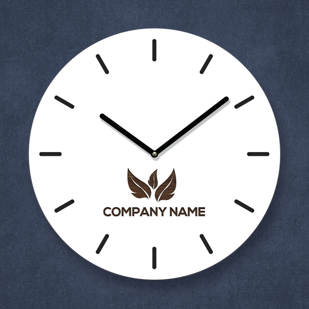 Drevené hodiny na mieru s logom firmy
