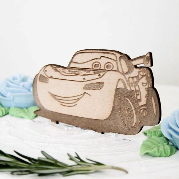 Drevená figúrka na tortu - McQueen z rozprávky Autá