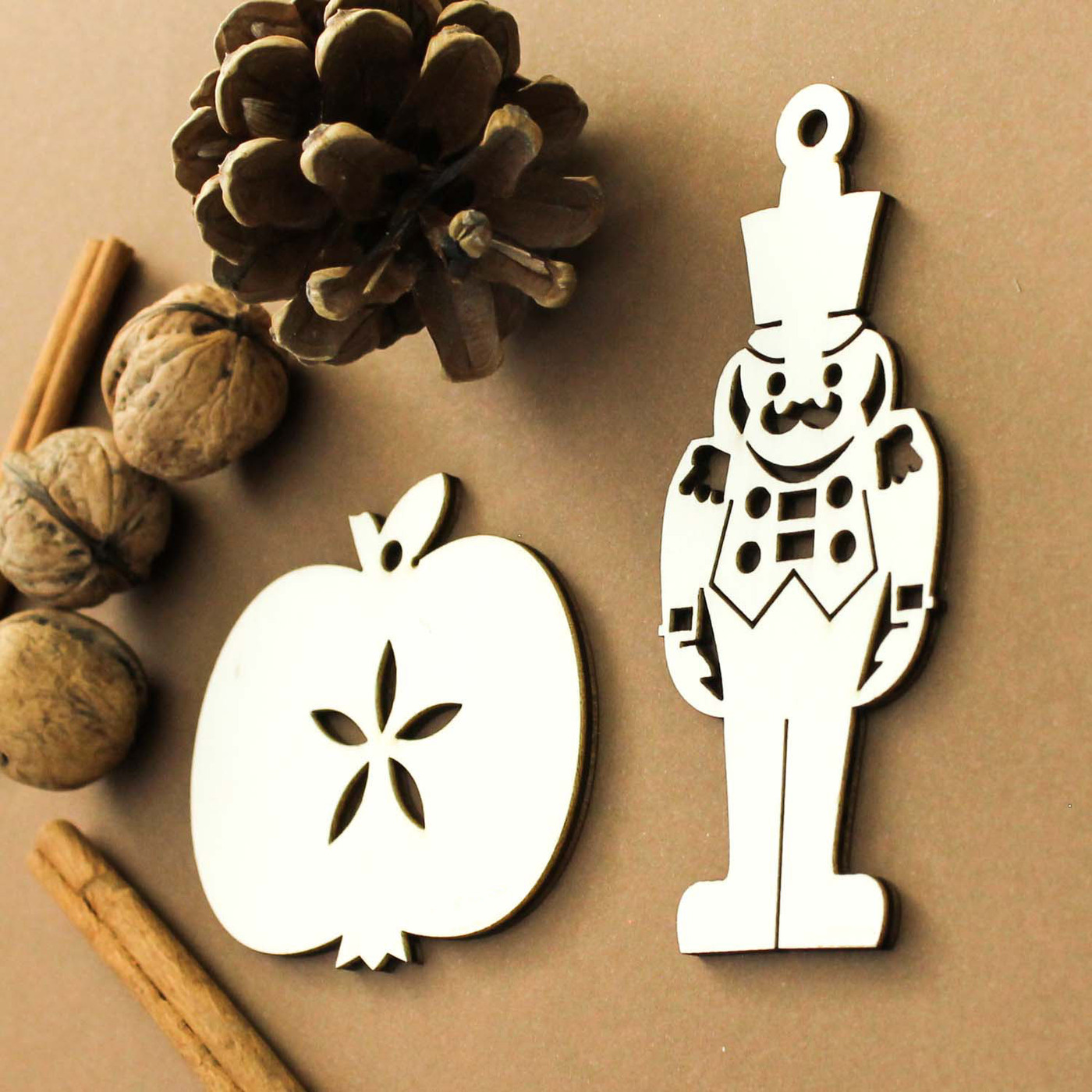 Tradičné vianočné ozdoby - Luskáčik a Jabĺčko | Topoľová preglejka