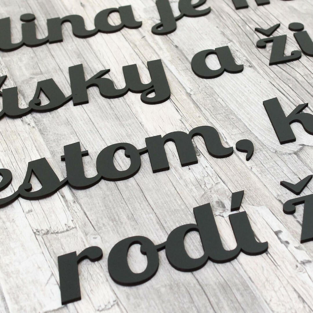 Drevený citát o rodine na stenu | Čierna