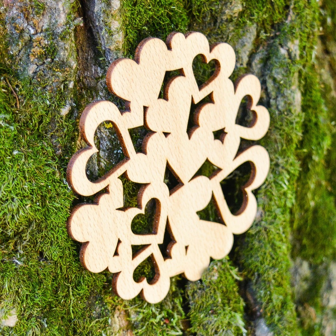 Drevený podpivník pod pohár - Srdiečka