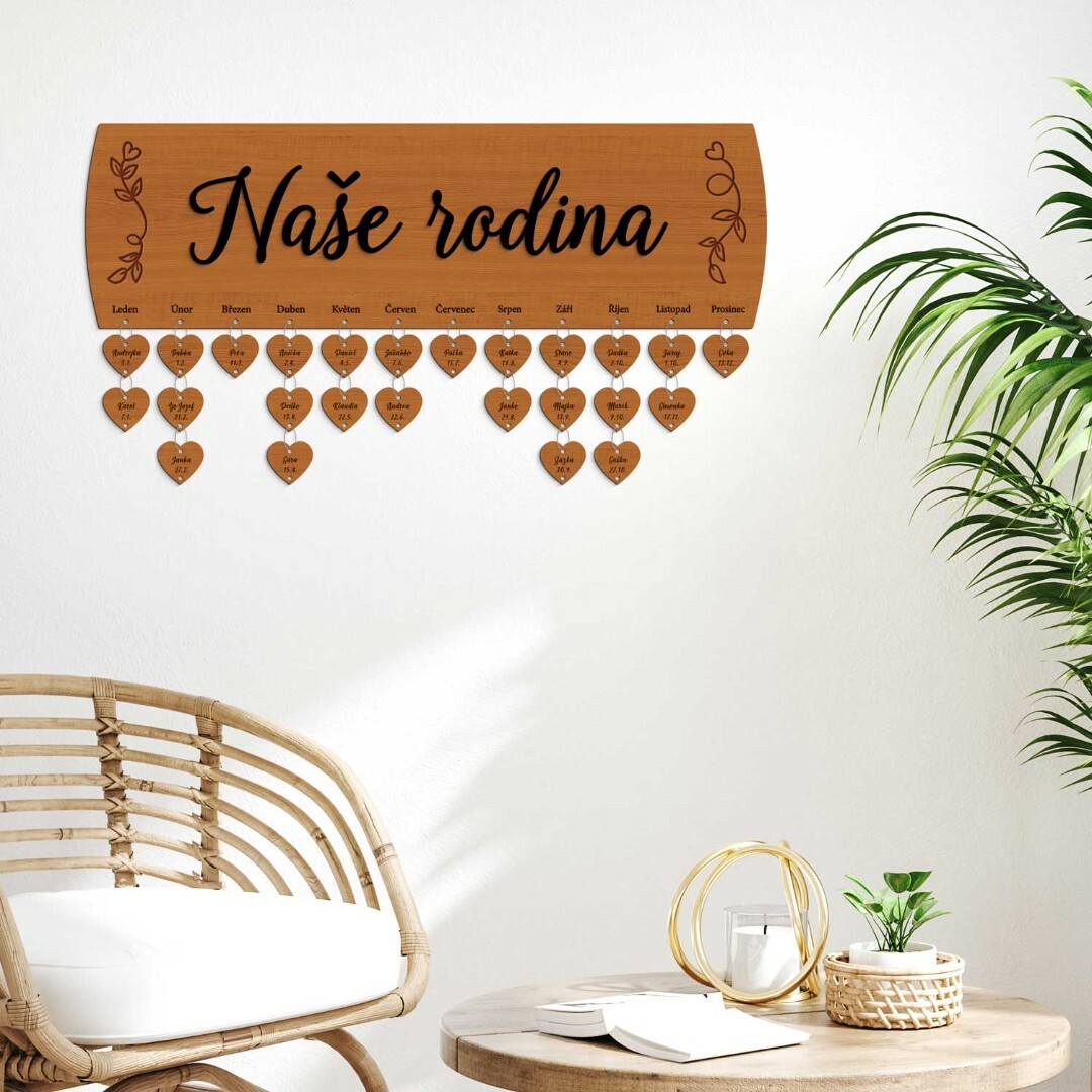Dřevěný rodinný kalendář - Naše rodina | Třešeň