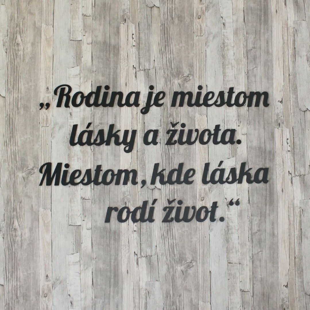 Drevený citát o rodine na stenu | Čierna