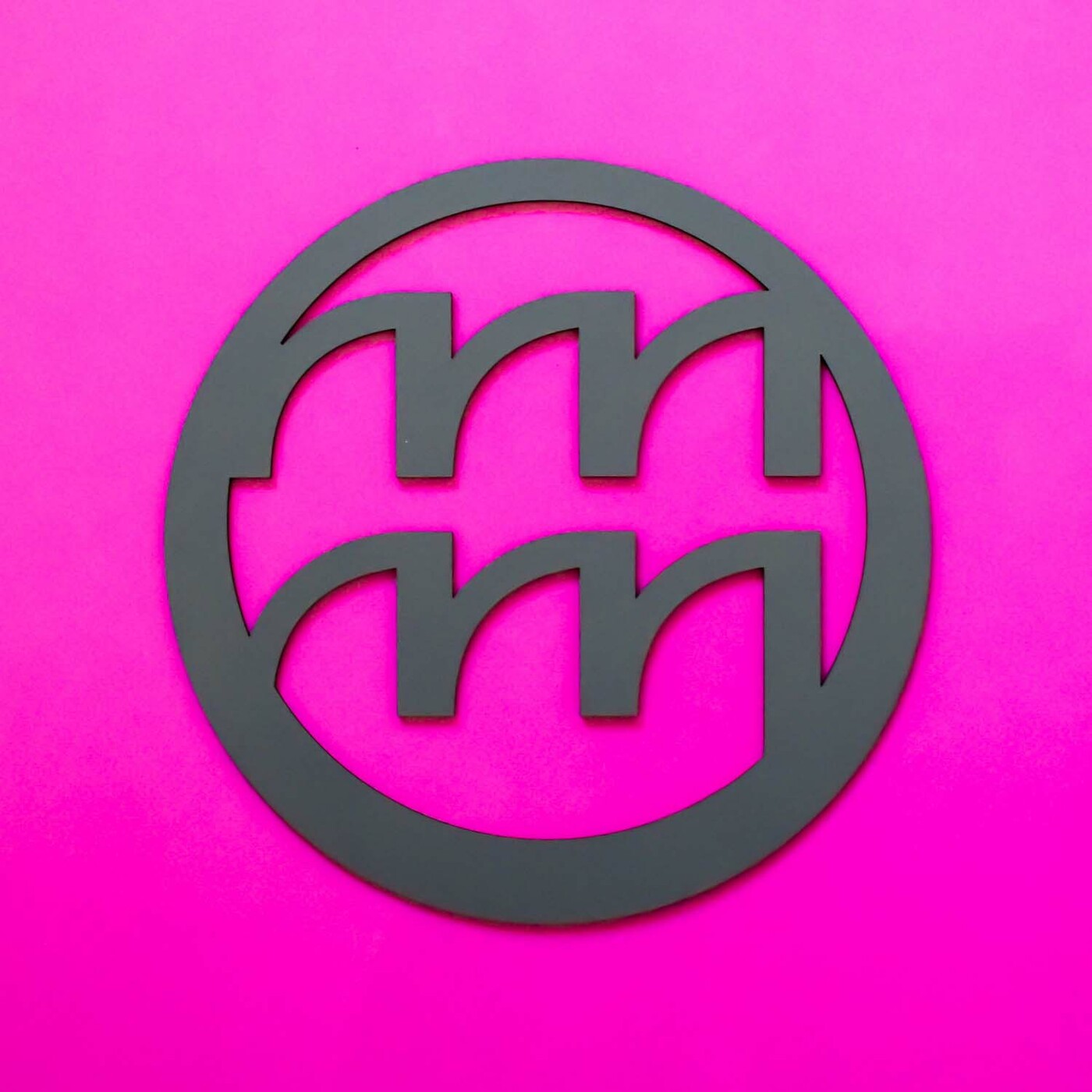 Drevený znak na stenu - Znamenie zverokruhu Vodnár | Antracitovo-šedá