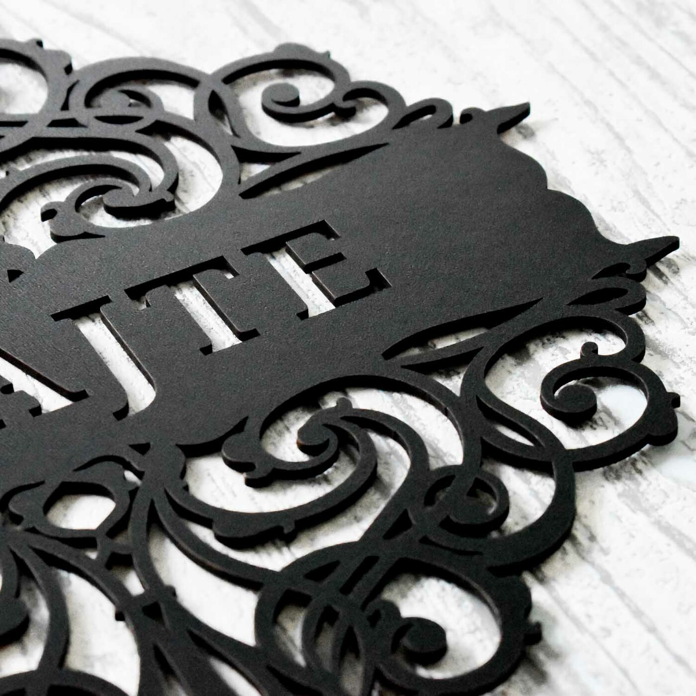 Drevená ozdoba na dvere s nápisom Vitajte | Čierna