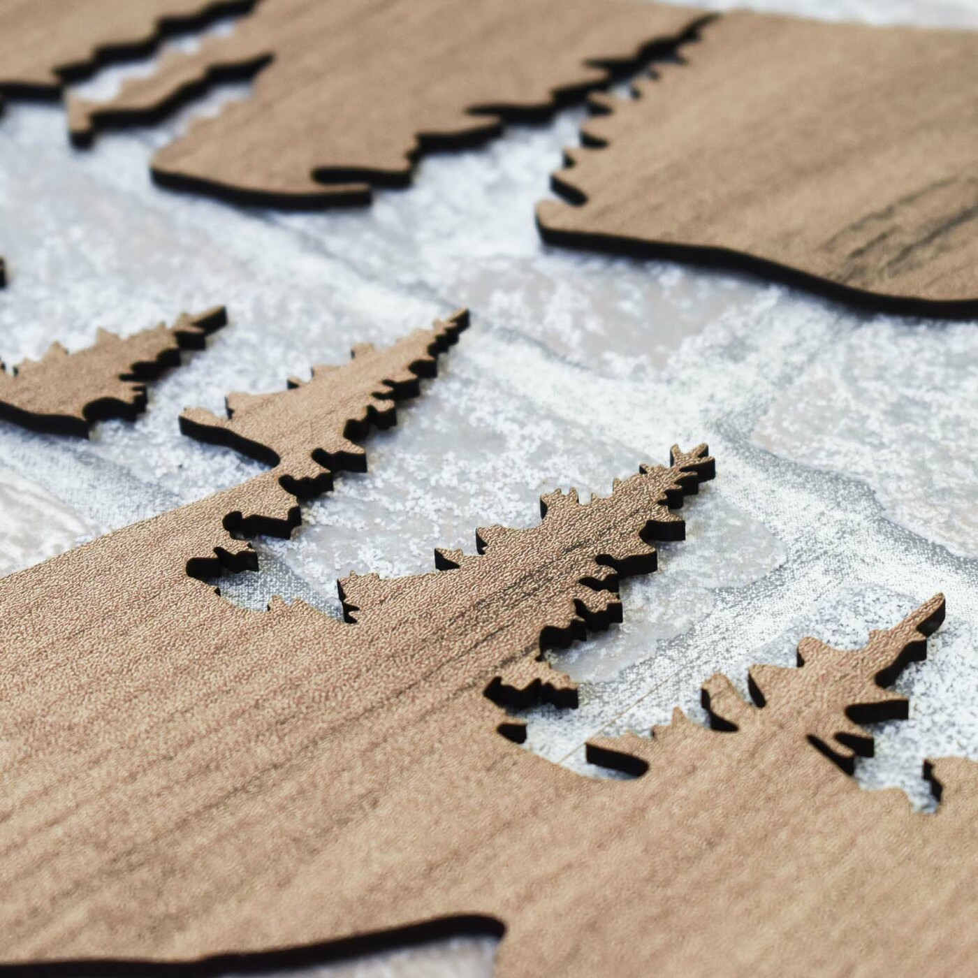 Drevená nálepka na stenu - Medveď v horách | Dub tabakový