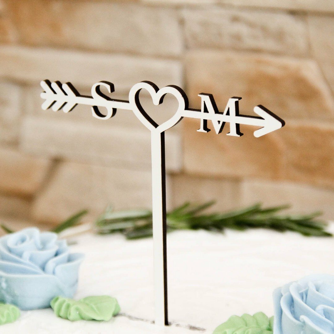 Drevený svadobný zápich do torty - Šipka s iniciálmi mladomanželov