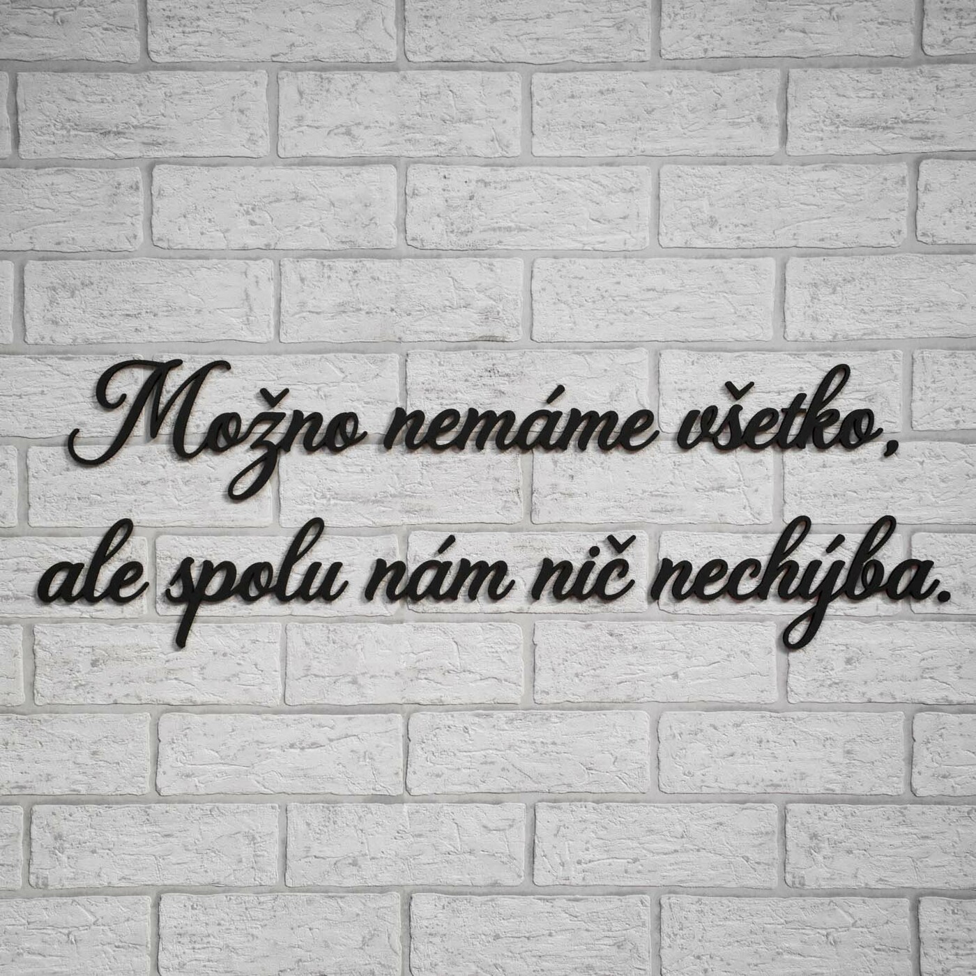 Citát na stenu - Možno nemáme všetko, ale spolu nám nič nechýba. | Čierna