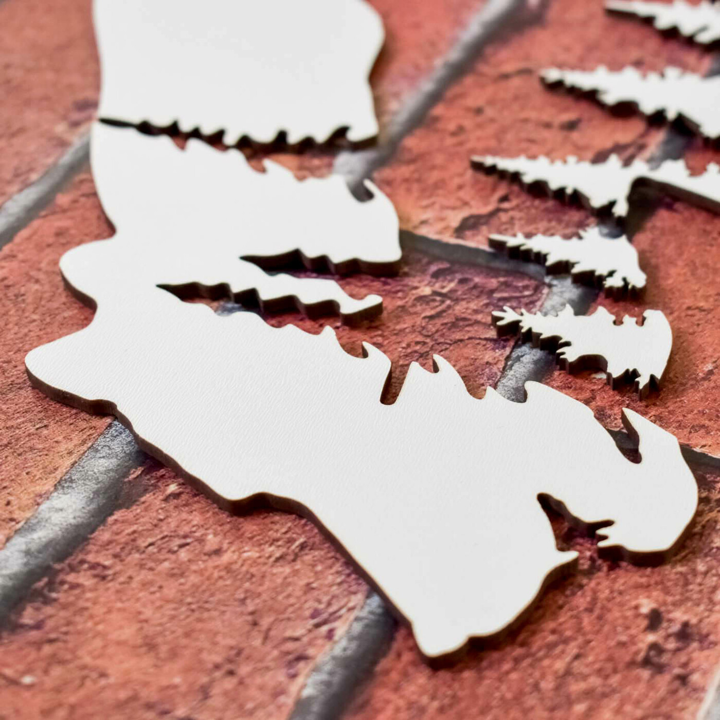 Drevená nálepka na stenu - Medveď v horách | Biela