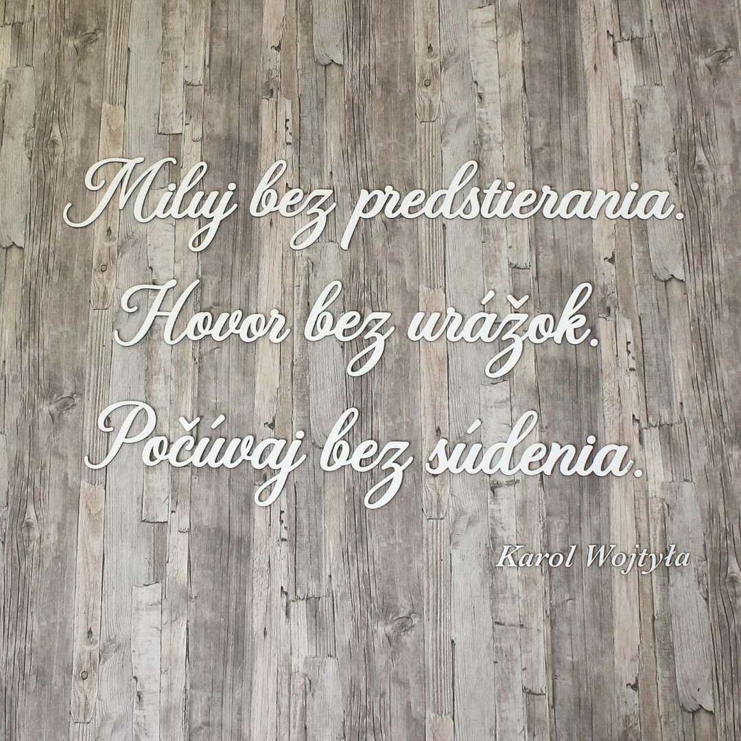 Citát z dreva od Jána Pavla 2 - Miluj bez predstierania | Biela