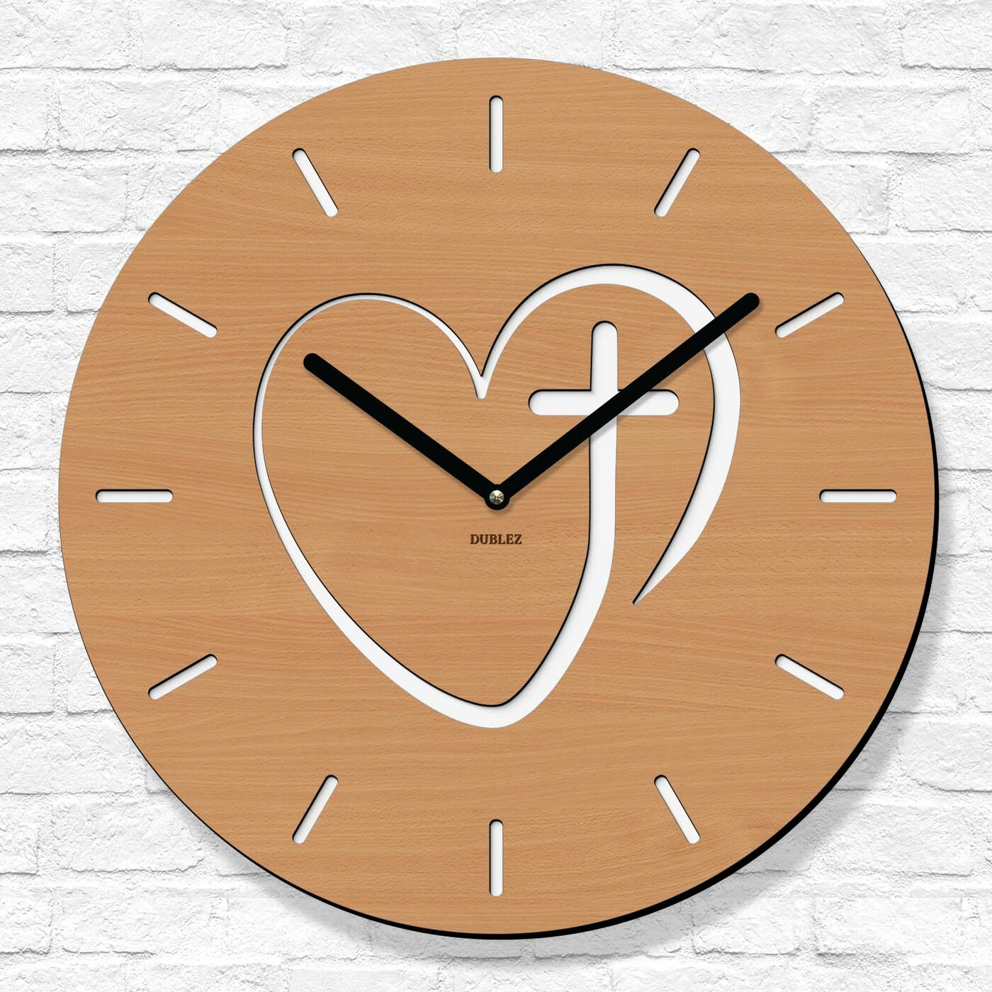 Drevené hodiny pre veriacich - Kríž v srdci | Buk