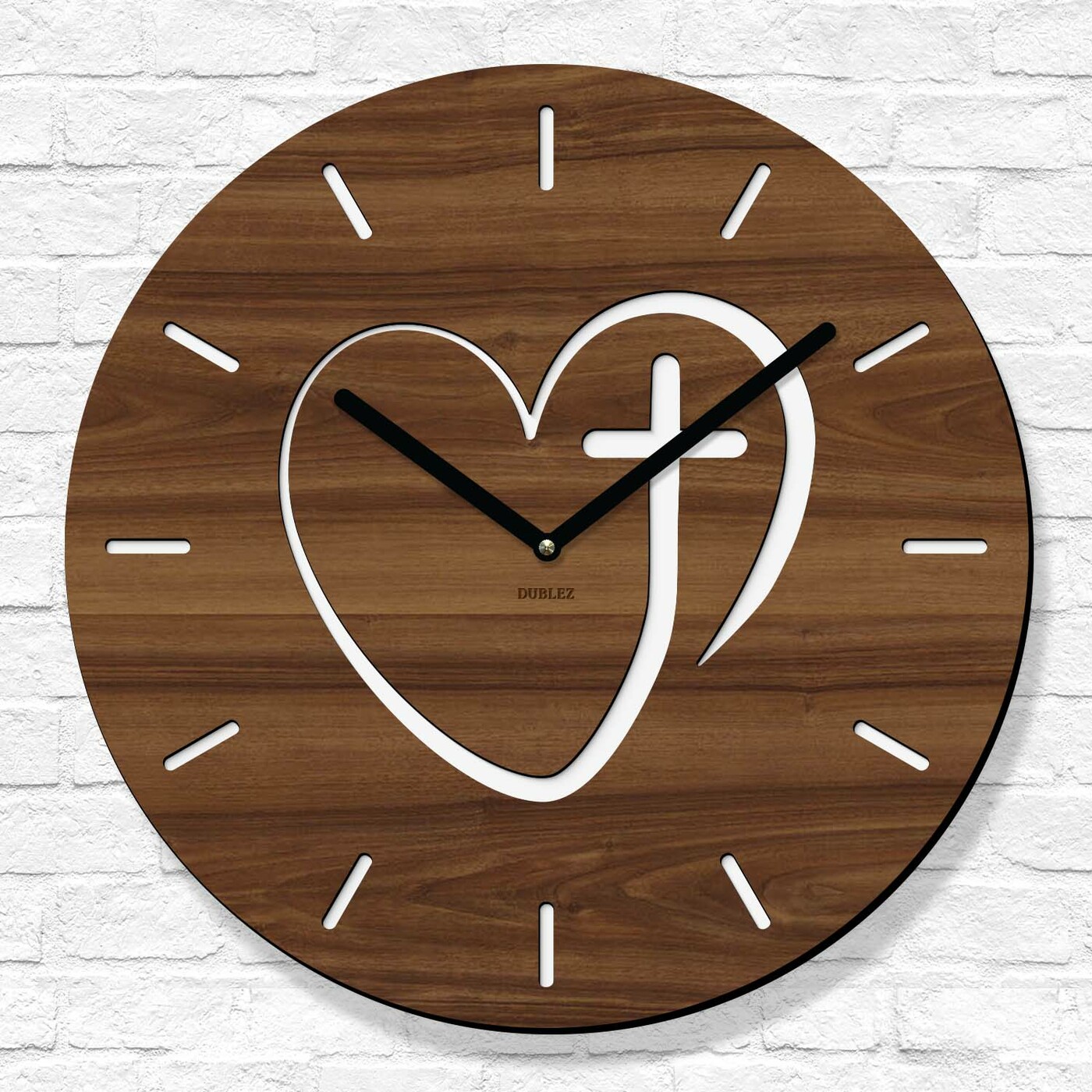 Drevené hodiny pre veriacich - Kríž v srdci | Orech