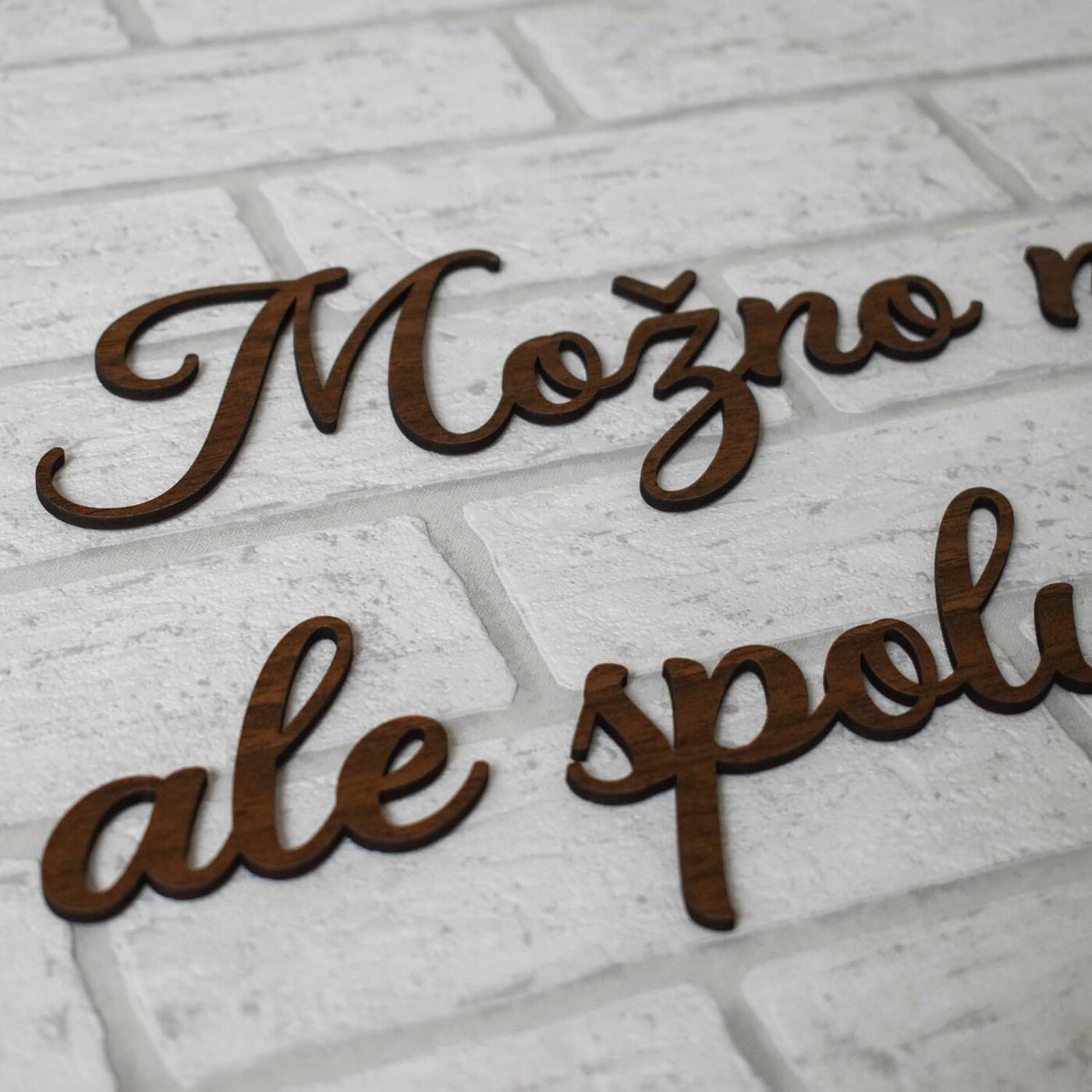 Citát na stenu - Možno nemáme všetko, ale spolu nám nič nechýba. | Orech