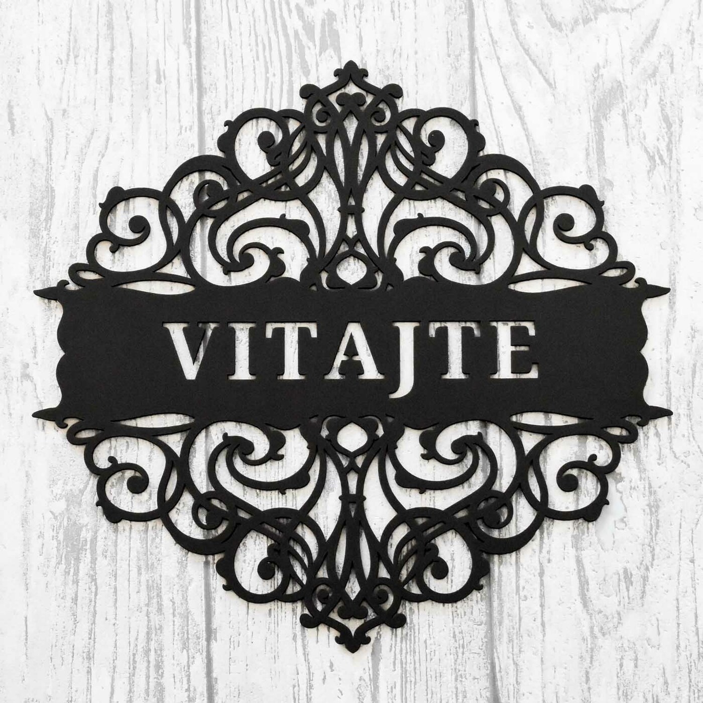 Drevená ozdoba na dvere s nápisom Vitajte | Čierna