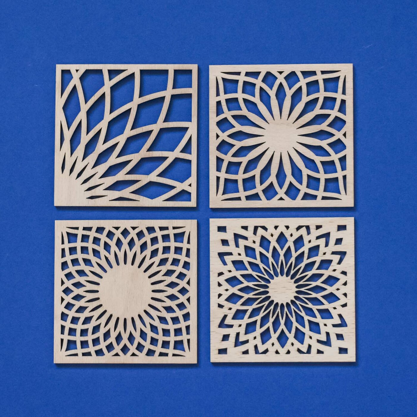 Set 4 ks kvetinových podpivníkov 