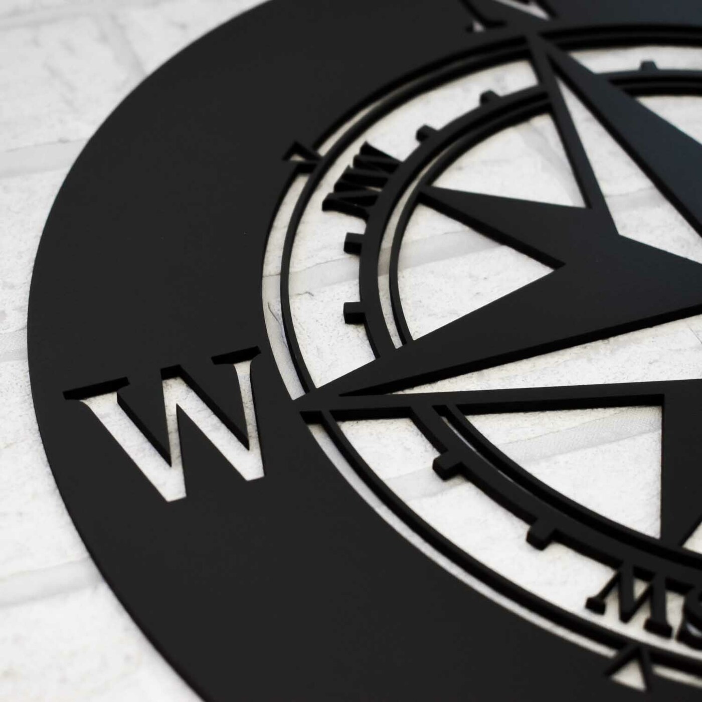 Drevená dekorácia na stenu - Kompas | Čierna