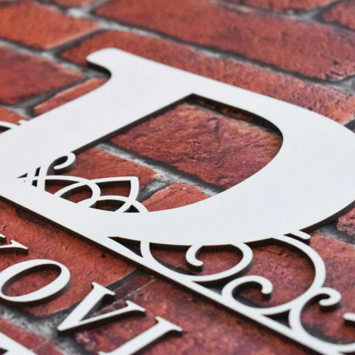 Ozdobné písmeno na stenu s vlastným textom | Biela