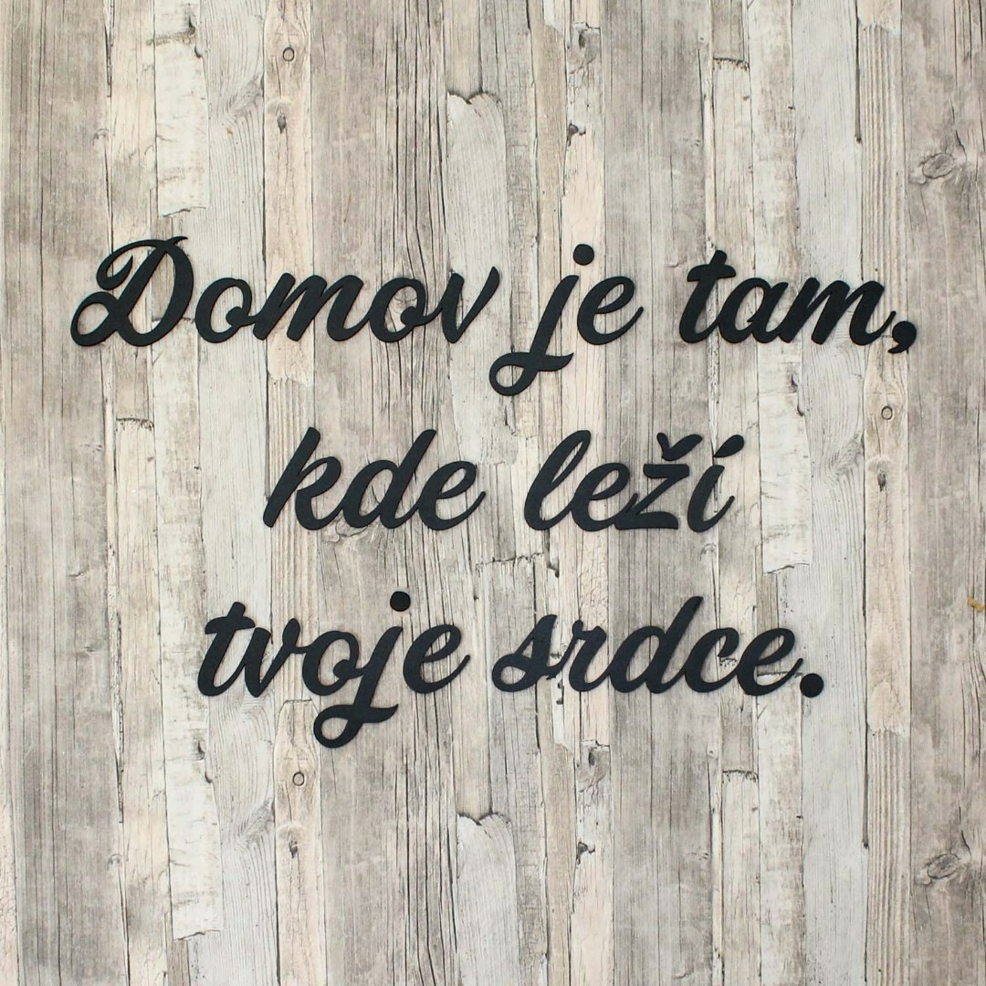 Drevená nálepka na stenu - citát o rodine | Čierna