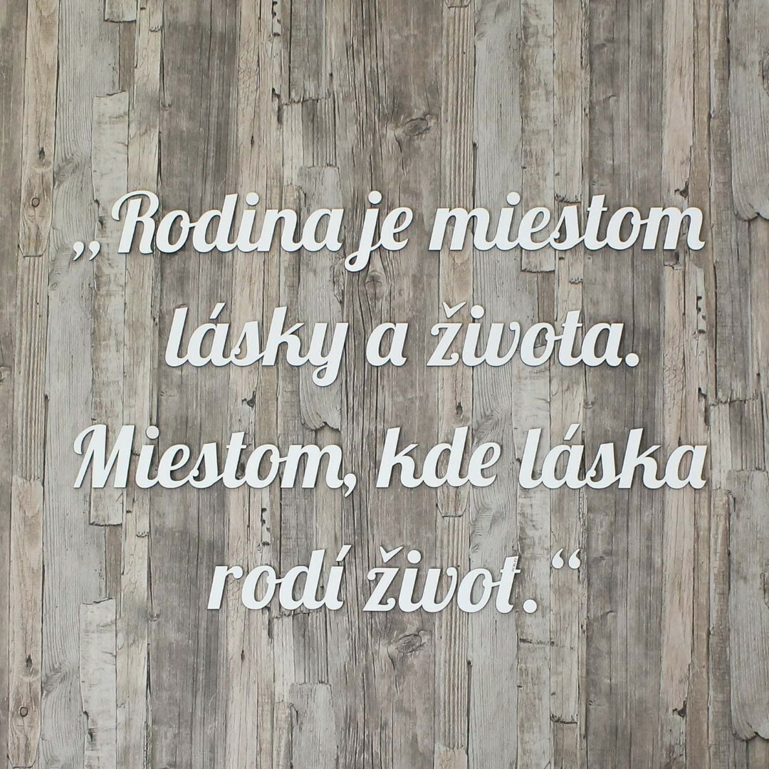 Drevený citát o rodine na stenu | Biela