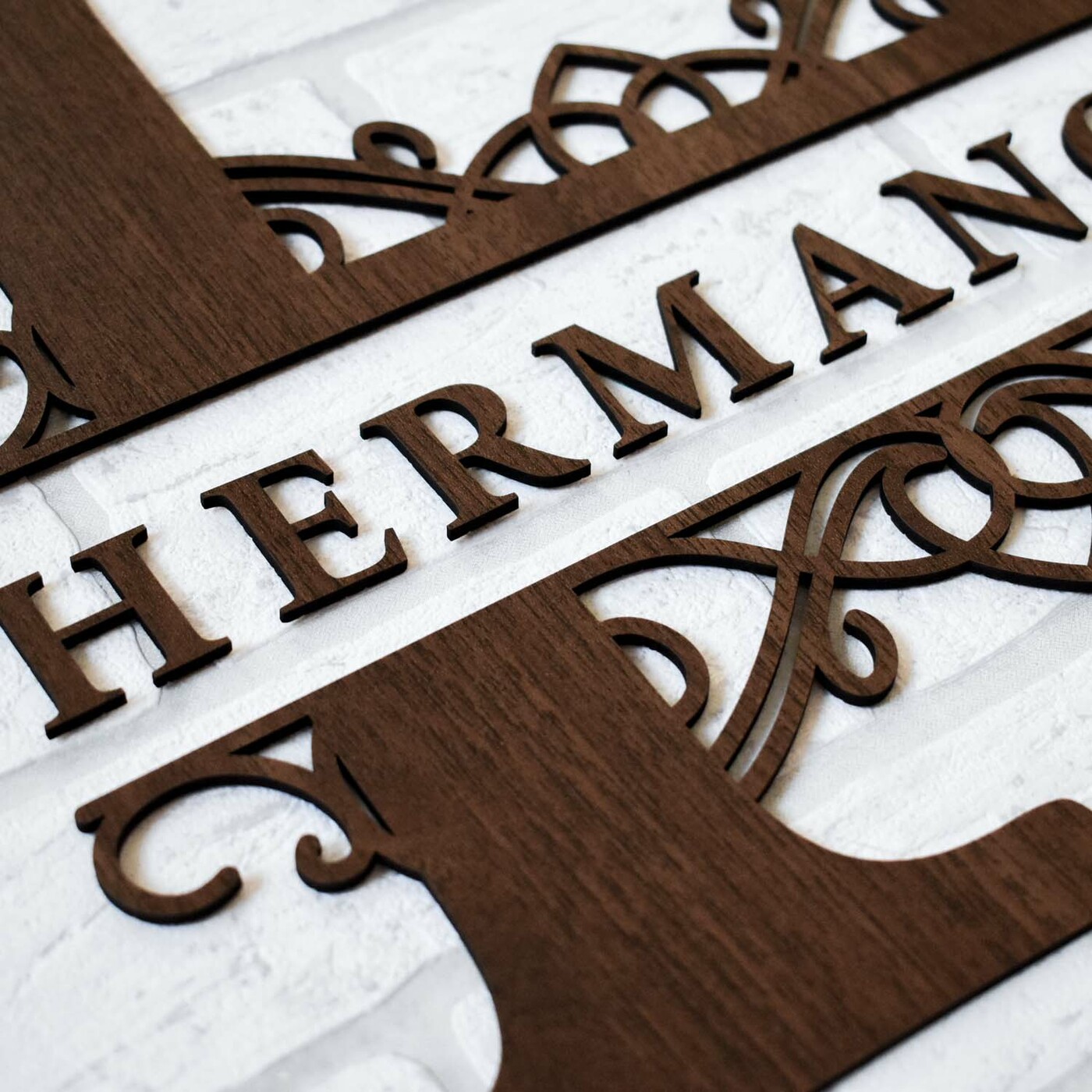 Ozdobné písmeno na stenu s vlastným textom | Orech