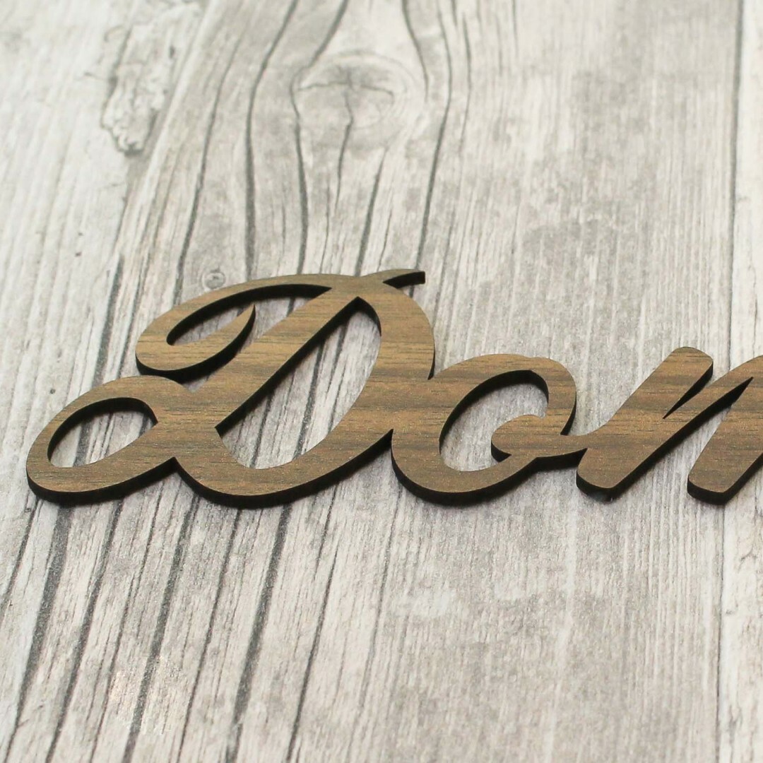 Drevená nálepka na stenu - citát o rodine | Orech