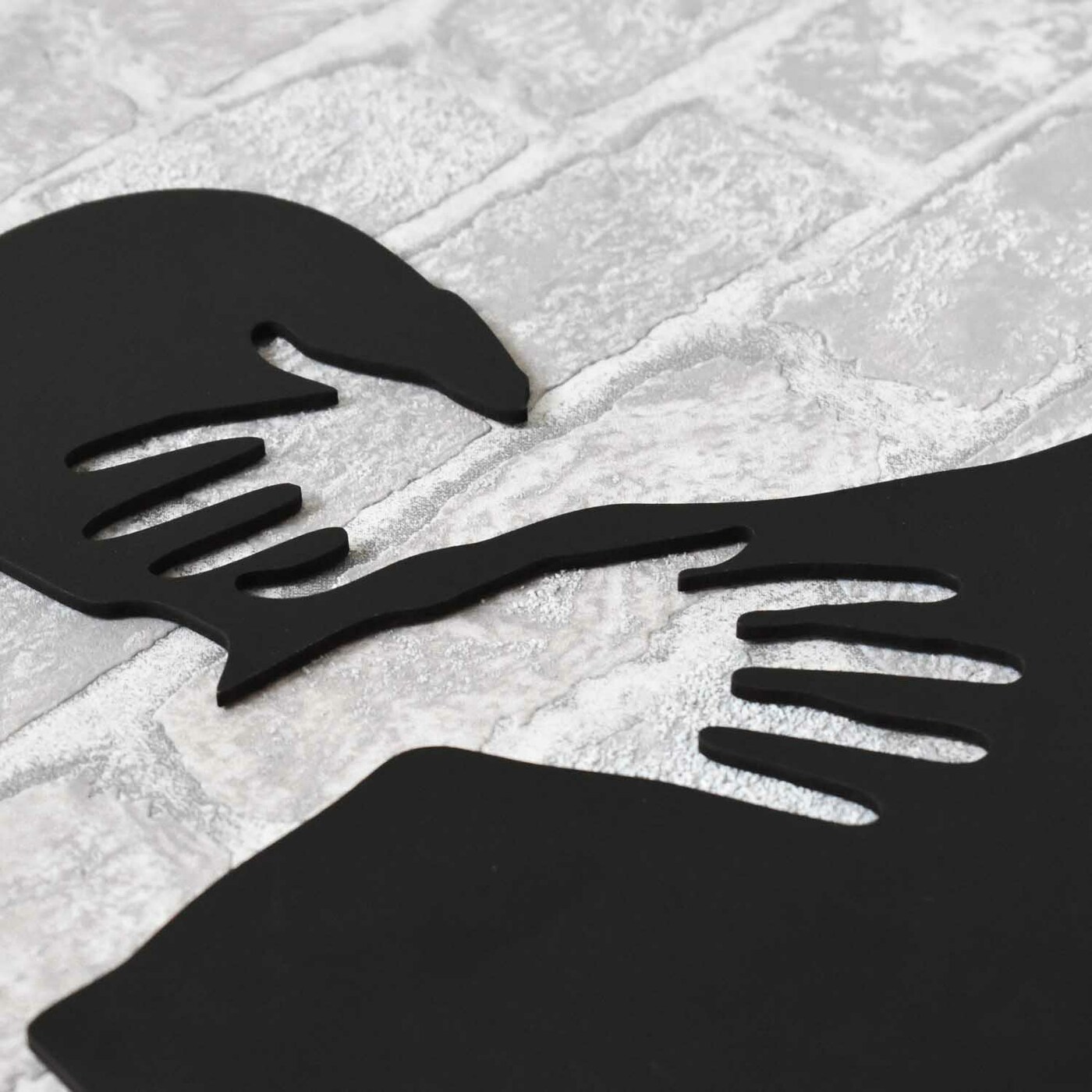 Fa fali dekoráció a hálószobába - A szerelmesek ölelése | Fekete