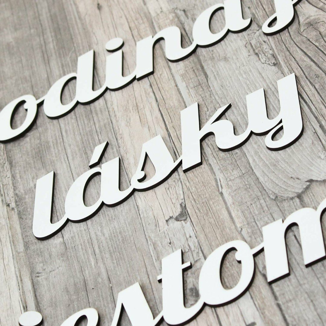 Drevený citát o rodine na stenu | Biela