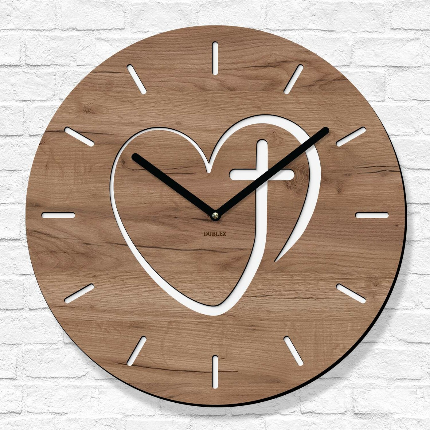 Drevené hodiny pre veriacich - Kríž v srdci | Dub tabakový