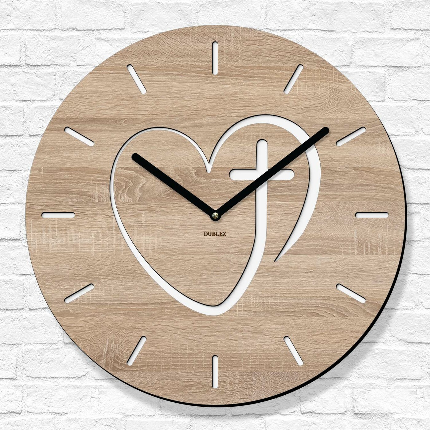 Drevené hodiny pre veriacich - Kríž v srdci | Dub Sonoma